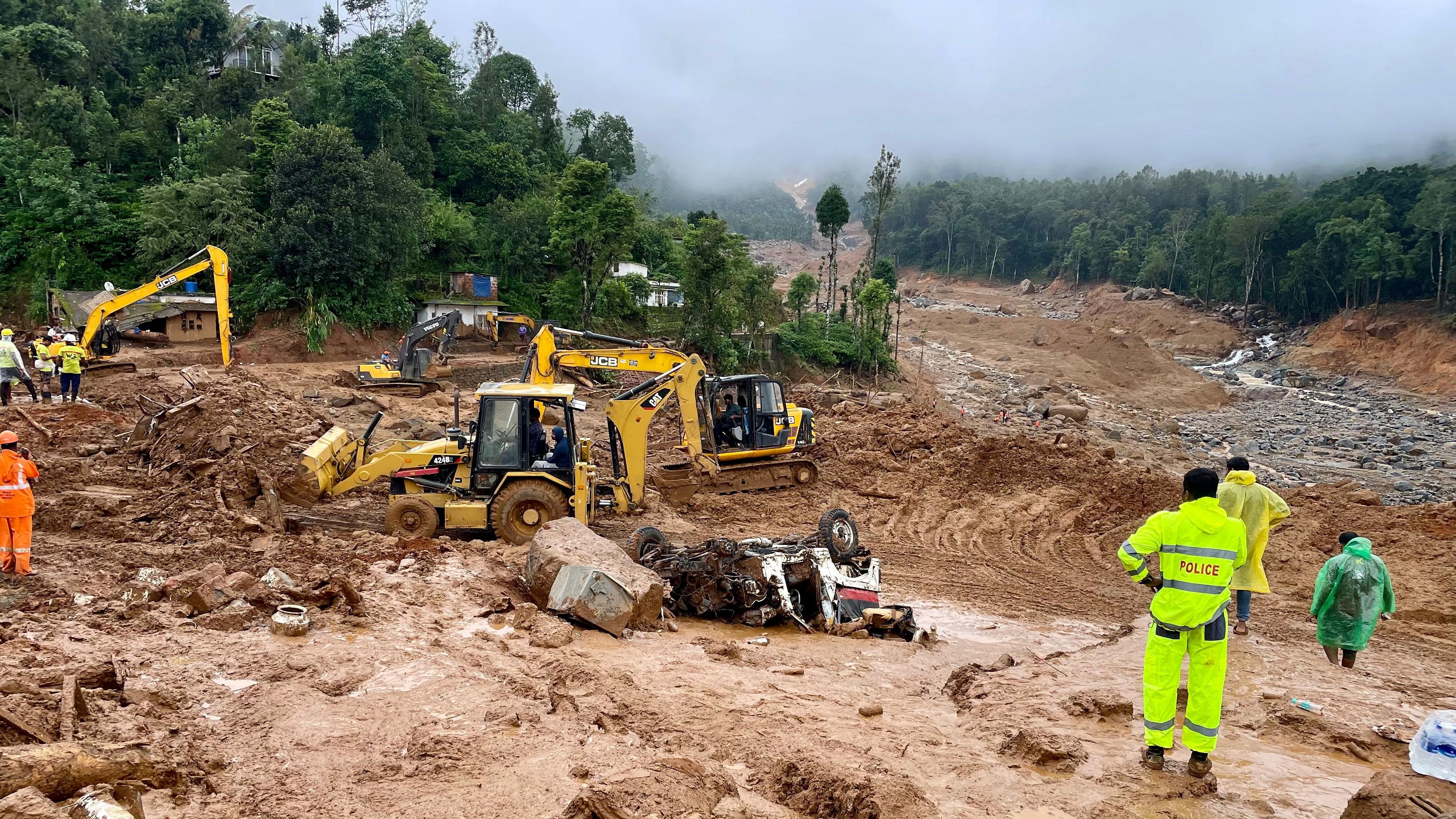 <div class="paragraphs"><p> Emergency response personnel and volunteers at the landslide site in Mundakkai village in Wayanad.</p></div>